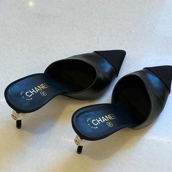 CHANEL Elegant Black Heels with Pearl Accent - Picture 2 of 9